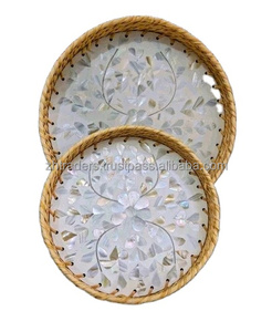 Plateau rond en rotin artisanal abordable avec incrustation de nacre scintillante, parfait pour les hôtels cadeaux du Ramadan et les repas élégants - Product Image 2