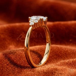 Bague à trois pierres en moissanite pour femme, couleur or, bijoux de fiançailles et d'anniversaire, style élégant pour un usage quotidien - Product Image 2