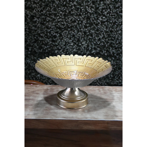 Portavelas decorativo de metal con acabado dorado en forma de tazón urli. - Product Image 3