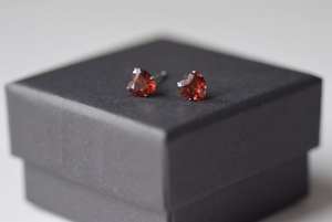 Boucles d'oreilles clous en grenat, pierre de naissance de janvier, en argent sterling, cœur en grenat, bijoux minimalistes, cadeau pour elle - Product Image 5