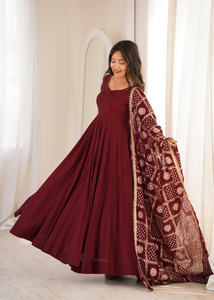 ชุดเดรส Anarkali ผ้าไหมโรมาแท้ แต่งระบาย พร้อมกางเกงขายาวปักเลื่อม ผ้าคลุมไหล่ปักลาย ชุดสูทแขนทรง Churidar รุ่น PY313 DC - Product Image 2