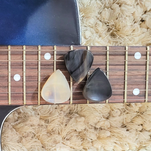 ชุดปิ๊กกีตาร์ทำจากเขาควายแท้ 10 ชิ้น พร้อมลายพิมพ์นิ้วโป้งและนิ้วมือเพื่อการยึดเกาะที่ดีขึ้น - Product Image 4