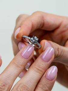 Bague de fiançailles en diamant de laboratoire rond brillant de luxe 3,00 carats, or massif 18K/14K/10K, bande pavée, bijoux de mariée minimalistes - Product Image 2