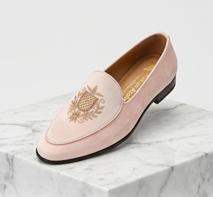 Asken Atelier Mocassins classiques pour homme en velours blanc cassé avec motif de crête brodé, fermeture à enfiler, semelle intermédiaire en PU amortie, TPR - Product Image 1