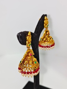 Pendientes Antiguos de Oro Sólido de 22k con Motivo de Lakshmi Hecho a Mano, con Esmeraldas Verdes y Perlas Naturales para Bodas - Product Image 2