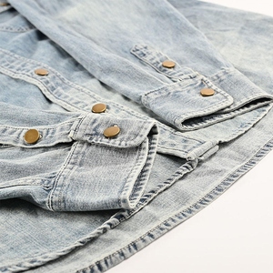 เสื้อเชิ้ตผ้าฝ้ายเดนิมสีน้ำเงินสำหรับผู้หญิง กระดุมติดปก เสื้อเชิ้ตแขนยาวลำลอง สวมใส่ได้ทั้งแบบลำลองและเป็นทางการ ทรงหลวม ใส่สบาย เหมาะสำหรับใส่ทุกวัน - Product Image 4