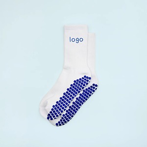 Chaussettes de Pilates antidérapantes à logo personnalisé pour femmes et enfants, semelle intégrale, motif à pois bleu pastel, 100 % coton, chaussettes de yoga pour studio, vente en gros - Product Image 2