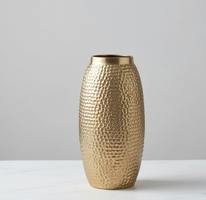 Vase moderne en métal doré martelé texturé, support floral de table pour la décoration du salon, du bureau ou à la maison - Product Image 1