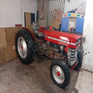 Tracteur à roues Massey Ferguson 135 à moteur diesel en stock, excellent choix pour l'industrie agricole, achetez maintenant en excellent état - Product Image 1