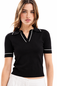 Polo de punto negro para mujer, manga corta, cuello en V, ribete en contraste, top casual ajustado, top preppy con ribete en contraste - Product Image 1