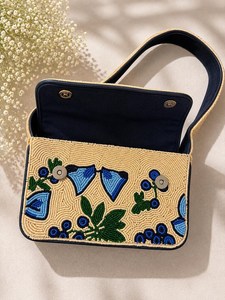 Sac à main en toile brodé à la main avec des motifs floraux, forme rectangulaire, motif bleu vert, artisanat perlé, style estival - Product Image 4