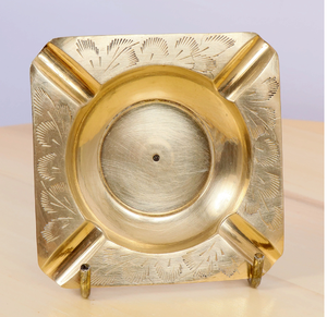 Cendrier classique en verre ambré avec un design à coupelle profonde et support pour cigarettes, disponible à prix de gros. - Product Image 6