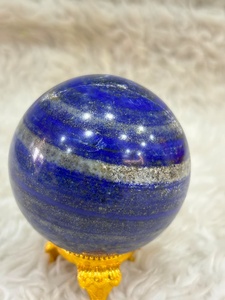 Sphère de lapis-lazuli présentant une coloration bleu roi profond, des reflets dorés de pyrite, une forme lisse et un minéral ornemental distinctif - Product Image 4