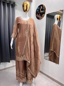 Ensemble de costume pakistanais brodé marron avec dupatta |   Ensemble Kurta et pantalon ethnique de créateur pour femmes, tenue de fête - Product Image 3