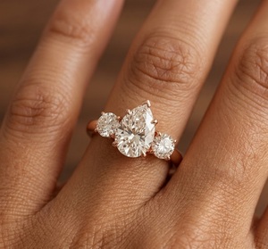 Bague de fiançailles en or massif 18 carats avec diamant de laboratoire certifié IGI 3,18 carats, couleur E, clarté VVS2, taille poire, trois pierres, vente en gros - Product Image 1