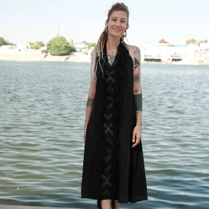 Elegante Vestido Maxi Verde Oliva de Algodón Hecho a Mano con Cuello Halter y Bordado Geométrico Intrincado y Delicado para un Estilo Bohemio - Product Image 1