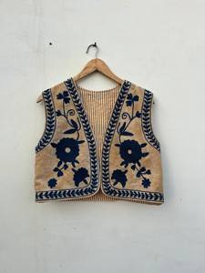 Gilet en coton Suzani brodé à la main pour femmes |   Gilet court en tricot vintage à motifs floraux |   Veste bohème sans manches |   ODM - Product Image 1