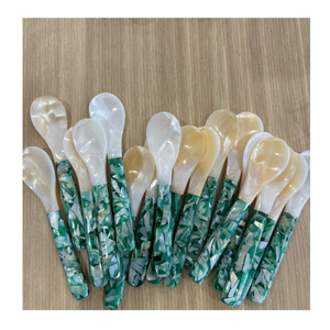 Elegante Cuchara de Concha de Nácar Hecha a Mano, Cubertería de Concha Marina para Hotel, Restaurante y Uso Doméstico - Product Image 1