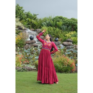 Vestido de Noche Color Granate Talla M, Especial para Navratri, con Trabajo Kutchi Gamthi, Elegante para Ocasiones Festivas - Product Image 3