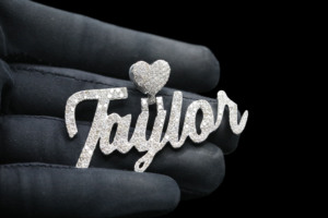 Colgante con Nombre Taylor, Chapado en Plata, Aleación con Cristales de Estrás, Corte Corazón, Regalo Moderno para Mujer - Product Image 4