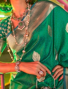 Sari de Diseño Tejido Verde con Mezcla de Seda para Mujer KV con Blusa Sin Coser - Product Image 4