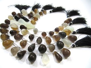 Perles lisses en forme de goutte d'eau en calcédoine naturelle, vendues par brin de 8 pouces - Product Image 1