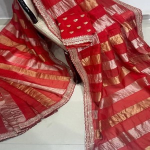 Sari de Seda Georgette VASTRA COTTAGE con Bordado de Hilo Dorado y Plateado, Borde Festoneado y Blusa con Trabajo Banglori - Product Image 3