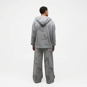 Ensemble de survêtement gris personnalisé à capuche, coupe ample, avec poches latérales et motif cœur en relief, idéal pour l'automne - Product Image 2