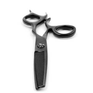 Juego de tijeras de barbero Premium Super Ergo Devil Matte Black Combo, fabricadas con acero inoxidable de alta calidad para uso profesional en salón. - Product Image 4