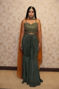 Elegante conjunto indio de top y pantalón gharara con dupatta, largo hasta el suelo, corte holgado, ropa étnica para boda, estampado digital verde y naranja. - Product Image 2