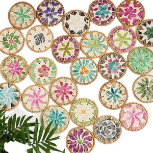 Ensemble d'assiettes en porcelaine avec incrustations en rotin naturel tissé, TUYET DUNG, design floral classique, pour la décoration de fêtes et les cadeaux, fabriqué au Vietnam - Product Image 1