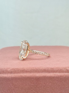 Anillo de compromiso solitario de diamante de corte ovalado en oro rosa macizo, con banda pavé de halo oculto, anillo nupcial minimalista de lujo para mujer - Product Image 4