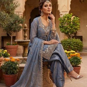 Conjunto de traje Farshi Palazzo de seda de diseñador con bordados elaborados y lentejuelas, es un atuendo étnico de primera calidad diseñado para usar en recepciones. - Product Image 3