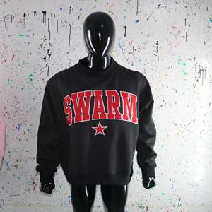 Sudadera SWARM BLACK con Cuello Alto, 100% Rojo, Apliques Bordados, Cuello Ancho, Hilos Finos - Product Image 3