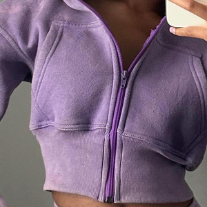 Ensemble 2 pièces en polaire violette pour femme : crop top à capuche avec poches et short – Tenue décontractée et sportive toutes saisons, coupe classique - Product Image 4