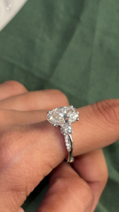 Bague de fiançailles et de mariage de luxe en or blanc 14K ou or jaune, avec diamant de laboratoire taille ovale 3 carats et pierres latérales 0,60 carat, certifiée IGI - Product Image 6
