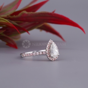 Anillo de diamante cultivado en laboratorio de diseño moderno, corte pera, con curva, con certificado IGI y claridad VVS, de proveedor indio. - Product Image 3