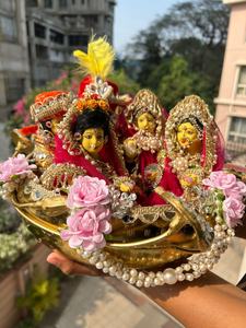 Ensemble d'idoles Radha Krishna Jhula avec guirlande de perles, décor floral et balançoire dorée pour la décoration du temple à domicile pour le festival Janmashtami - Product Image 2