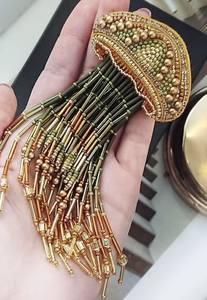 Broche unique de créateur brodée de perles pour tenues de mariage et de cérémonie, broche de luxe faite à la main avec broderie de perles - Product Image 3