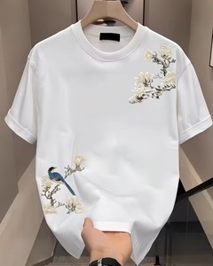 เสื้อยืดแขนสั้นสีขาวสำหรับผู้ชาย พิมพ์ลายการ์ตูน คอกลม ทรงลำลอง ใส่สบาย ผ้าฝ้าย 100% ระบายอากาศได้ดี เป็นมิตรกับสิ่งแวดล้อม น้ำหนัก 180 กรัม ผ้าเจอร์ซีย์ถัก - Product Image 1