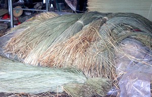 เส้นใยพืชธรรมชาติ Cyperus Malaccensis Lam เป็นมิตรกับสิ่งแวดล้อม ใช้ได้หลากหลายรูปแบบสำหรับงานสานทำมือ ของตกแต่งบ้าน - Product Image 6