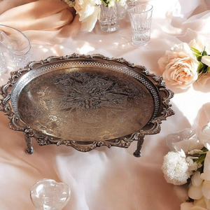 Plateau rond de luxe en argent avec motifs mandala détaillés et pieds élégants pour un service sûr et pratique, disponible en gros. - Product Image 1