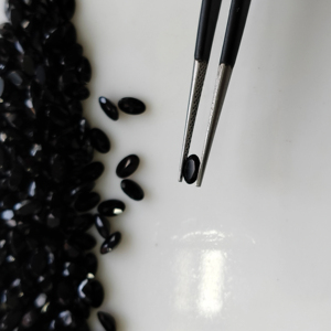 พลอยแบล็คออนิกซ์ธรรมชาติจากเรดเมาน์เทนเจมส์ รูปทรงวงรีขนาด 5x3 มม. คุณภาพดีที่สุด สำหรับทำเครื่องประดับ - Product Image 1