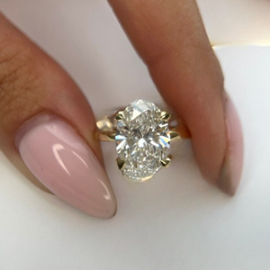 Anillo de compromiso solitario con diamante de laboratorio de 2 quilates, corte cojín alargado, engaste de bisel y tallo dividido - Product Image 2