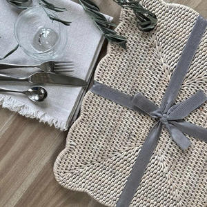 แผ่นรองจานทรงกลมสไตล์เรียบง่าย ทำจากหวายสานลายสแกลลอป ประดับด้วยลูกปัด สีสันสวยงาม เป็นมิตรกับสิ่งแวดล้อม ทำด้วยมือ - Product Image 5