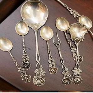 Couverts de service dorés surréalistes mettant en valeur des textures organiques créatives et des bases en coquille d'escargot, choix parfaits pour notre vente en gros. - Product Image 2