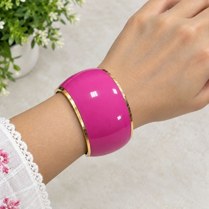 กำไลข้อมือเคลือบสีชมพูสดใส ดีไซน์กว้าง พร้อมขอบทองหรูหรา โดดเด่นสะดุดตา เหมาะเป็นของขวัญสำหรับผู้หญิง - Product Image 3