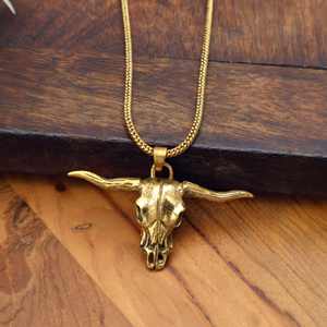 Collier pendentif tête de taureau rustique, bijoux de motard western, collier tête de bœuf en or antique, unisexe, style affirmé - Product Image 1