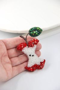 Elegante broche bordado a mano con diseño de manzana y cuentas, pin decorativo para la solapa de vestidos, chaquetas y bufandas. - Product Image 4