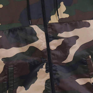 Chaqueta cortavientos con capucha para hombre, camuflaje, impermeable, transpirable, con cierre de cremallera, para actividades al aire libre y desplazamientos. - Product Image 4
